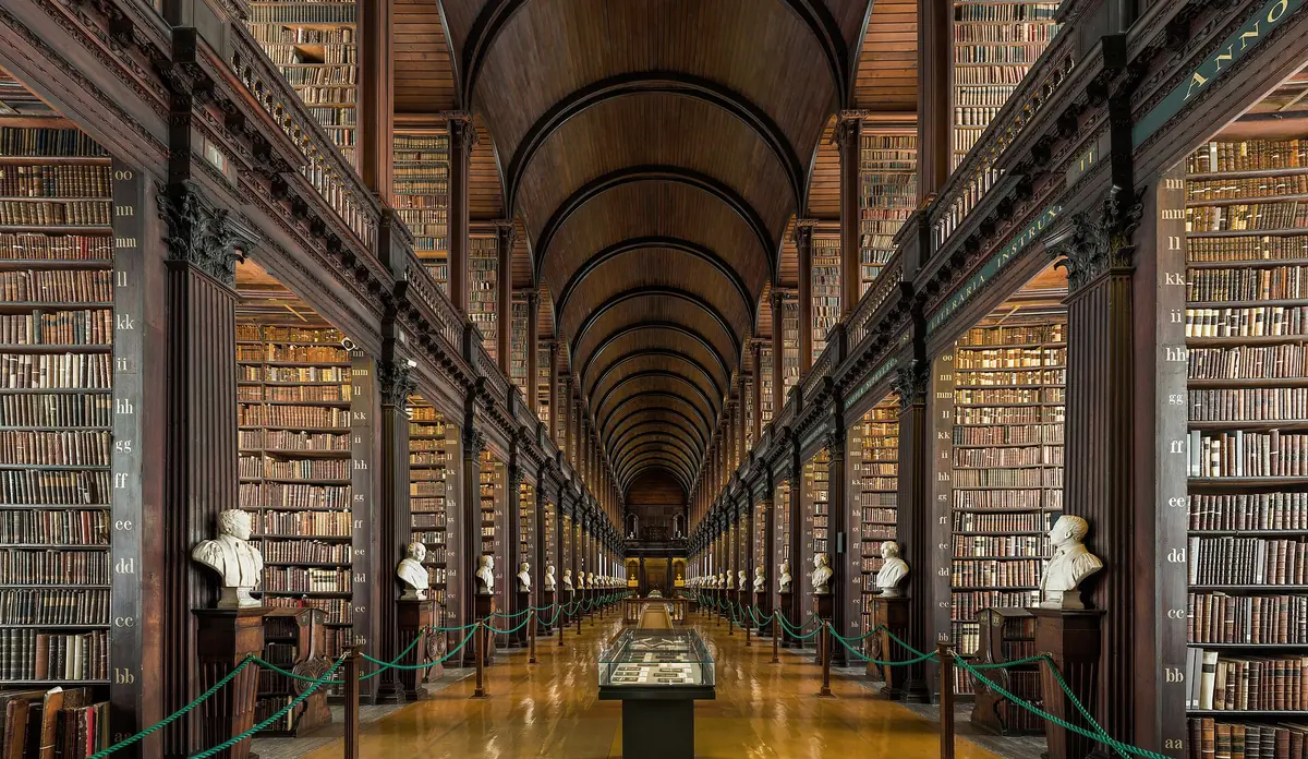 La Long Room della Old Library del Trinity College, con la volta a botte in legno e gli scaffali di libri antichi