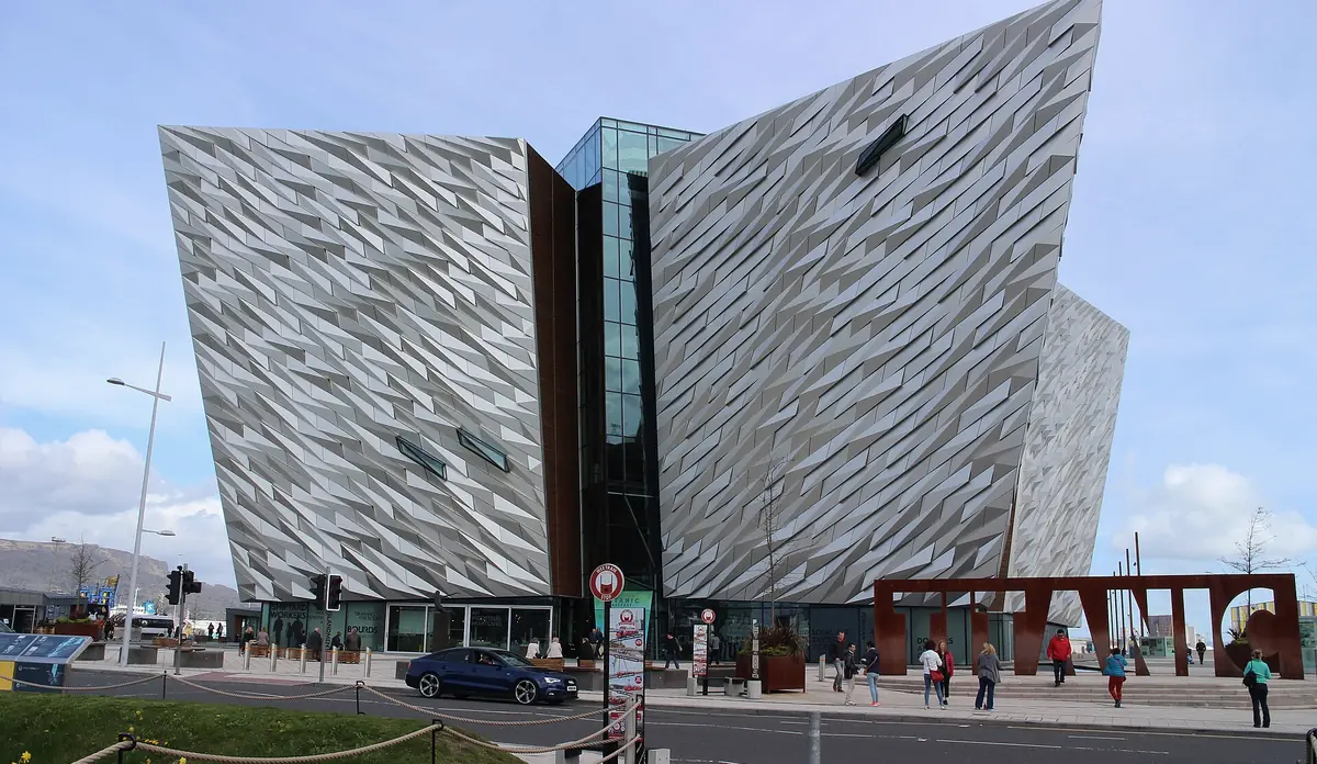 L'edificio del Titanic Belfast, con le facciate a prua rivestite di scaglie argentate