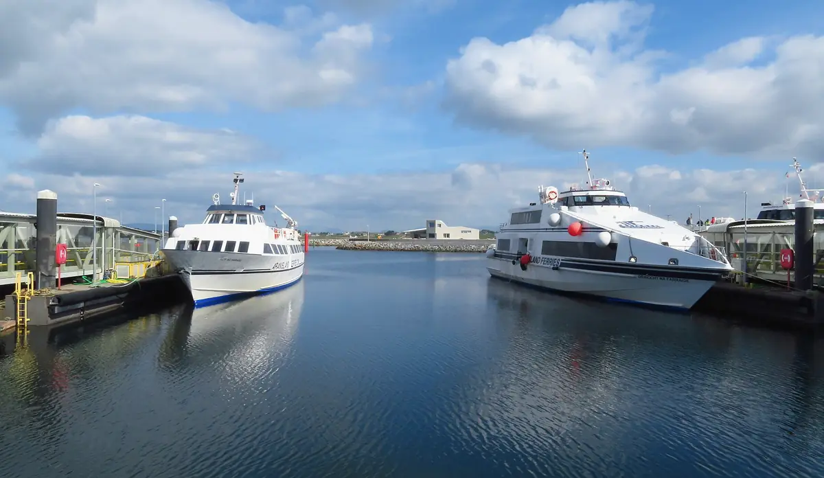 Due traghetti di Aran Island Ferries ormeggiati nel porto di Rossaveel